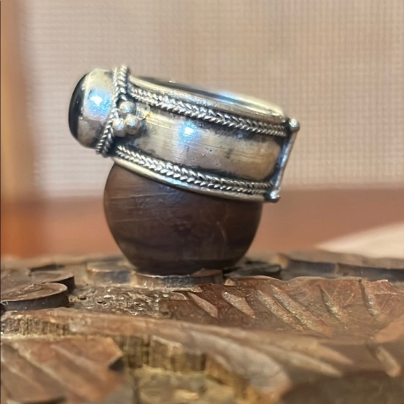 Elegant Silver and Black Stone Ring - Picture 2 of 5